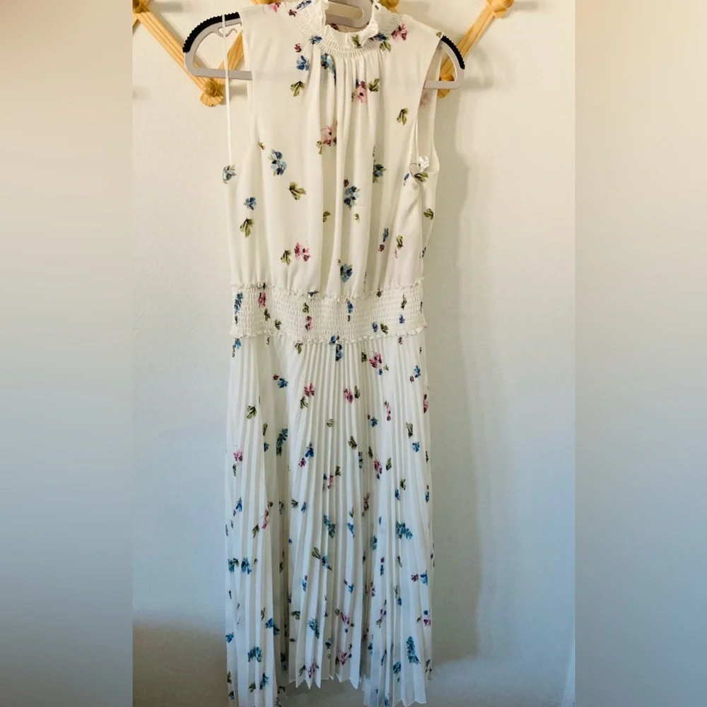 Gorgeous Vince Camuto Floral Dress - Picture 1 of 9